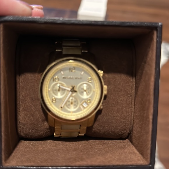 Michael Kors. Gold, women’s watch. Needs battery. - Picture 2 of 2